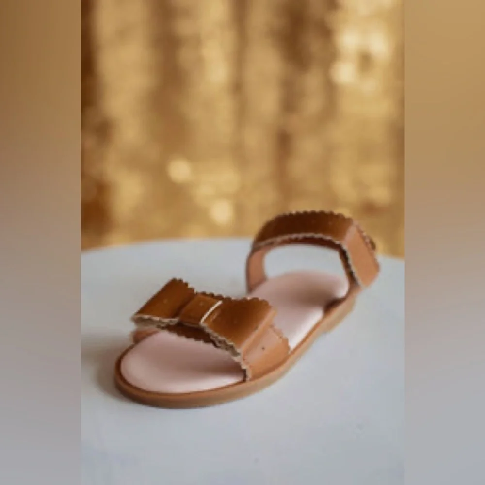New OLIVE MAE Kids Tan Brown Bow Sandals Size 1Y Scallop Perforated Detail